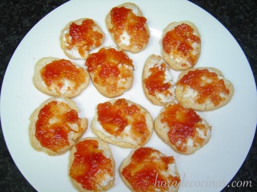 tostadas-queso-cabra-con-tomate